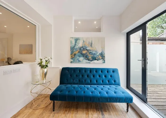 Large Luxury City Centre Flat With Balcony