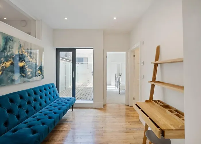 Large Luxury City Centre Flat With Balcony