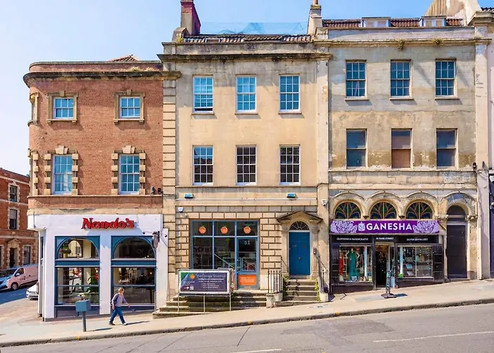 Large Luxury City Centre Flat With Balcony