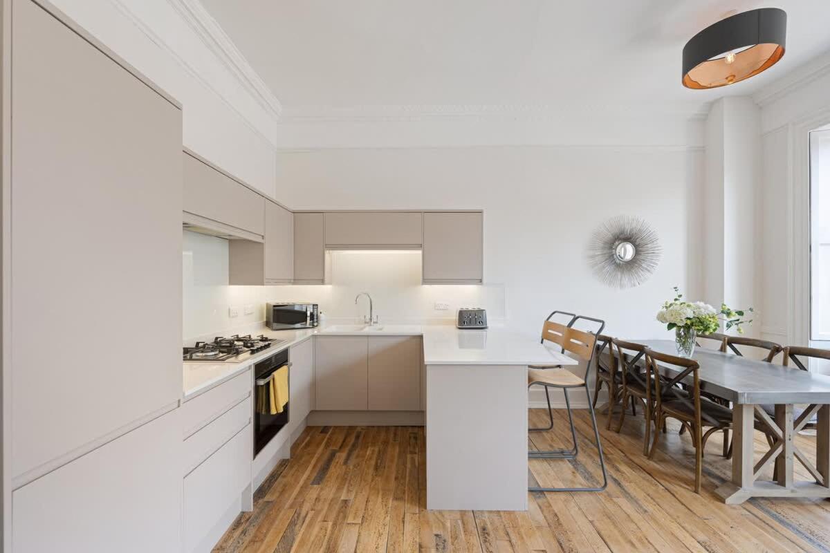 Large Luxury Centre Flat With Balcony Bristol