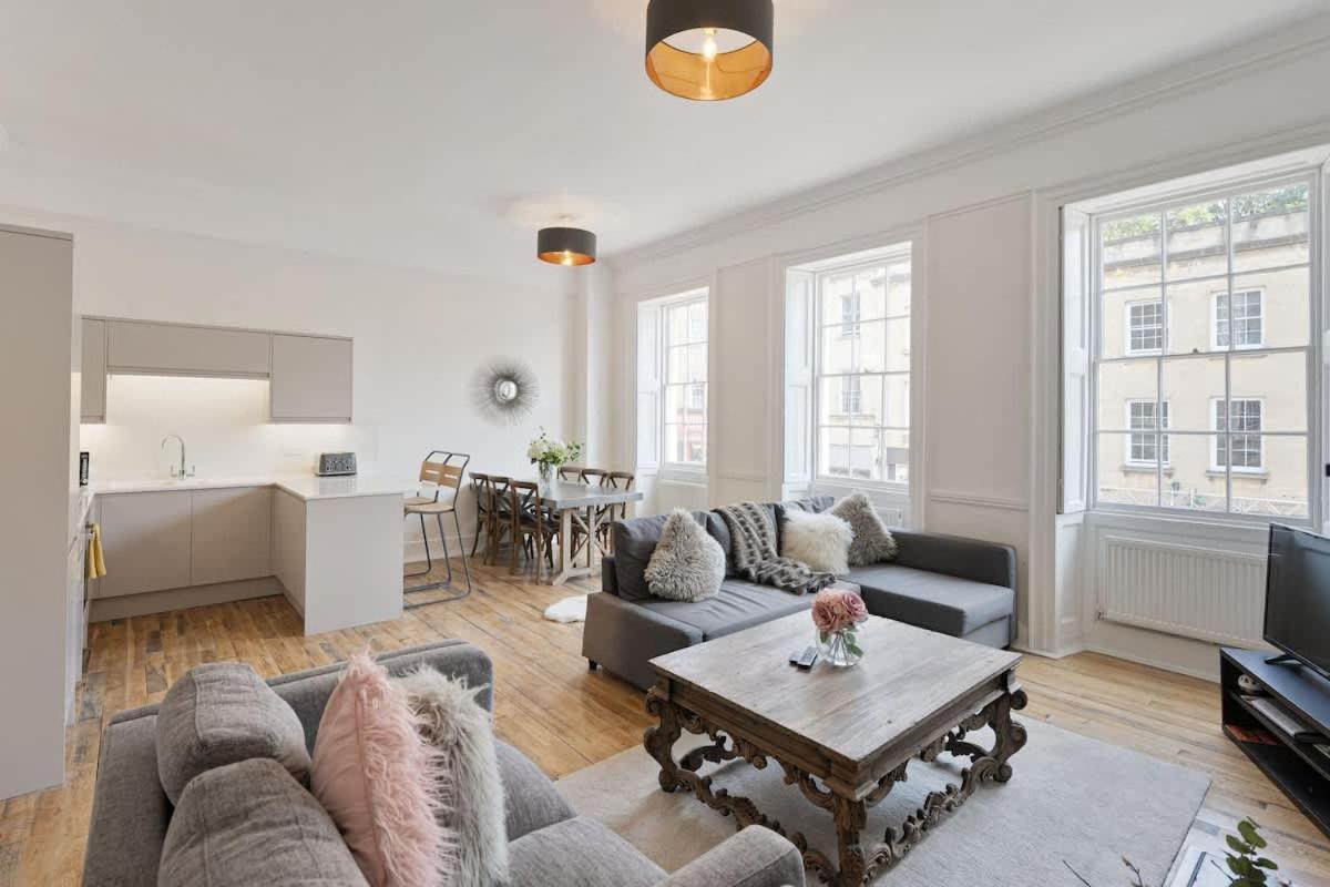 Large Luxury Centre Flat With Balcony * Bristol